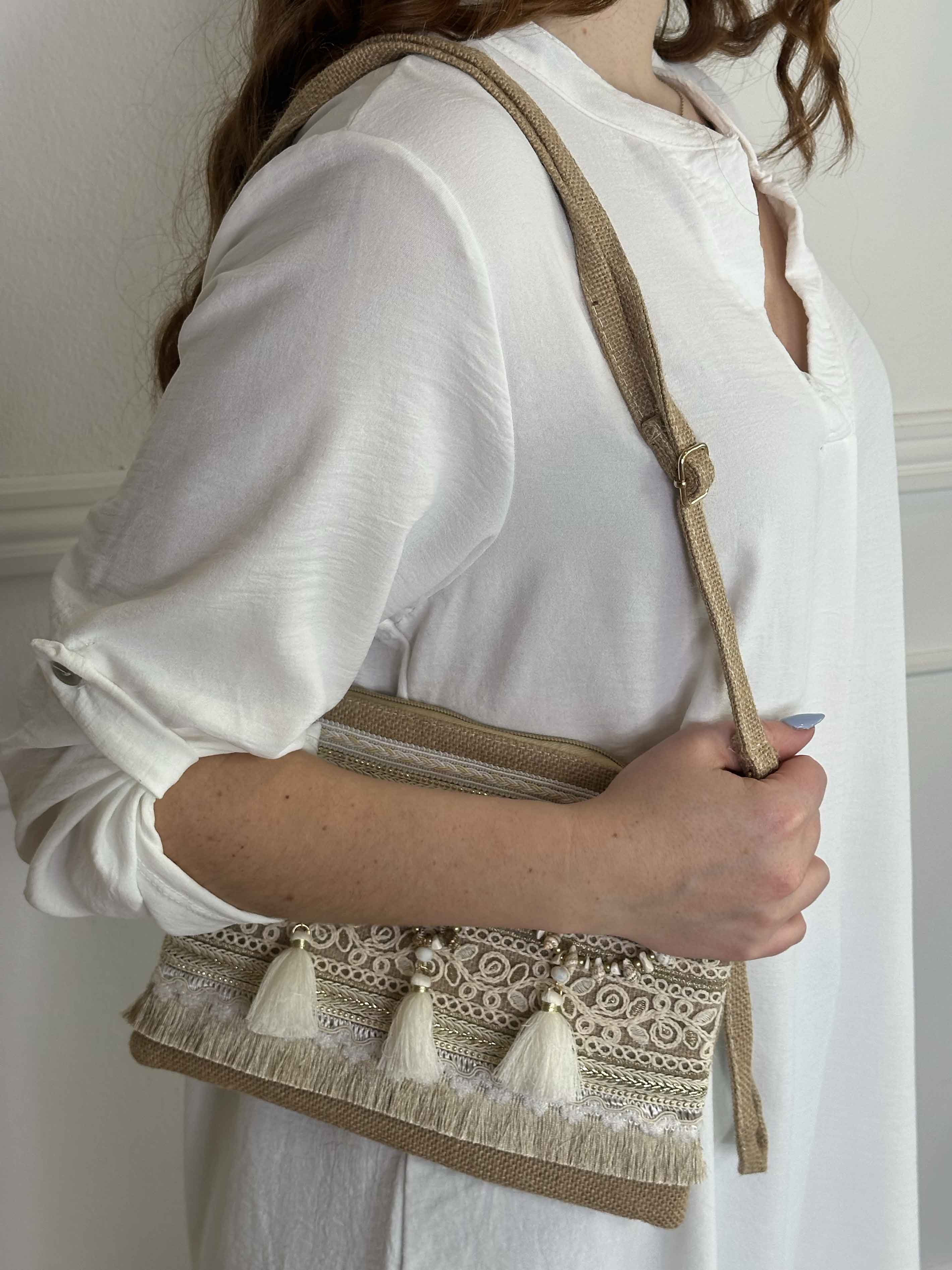 Callie - Clutch pyntet med muslinger og frynser